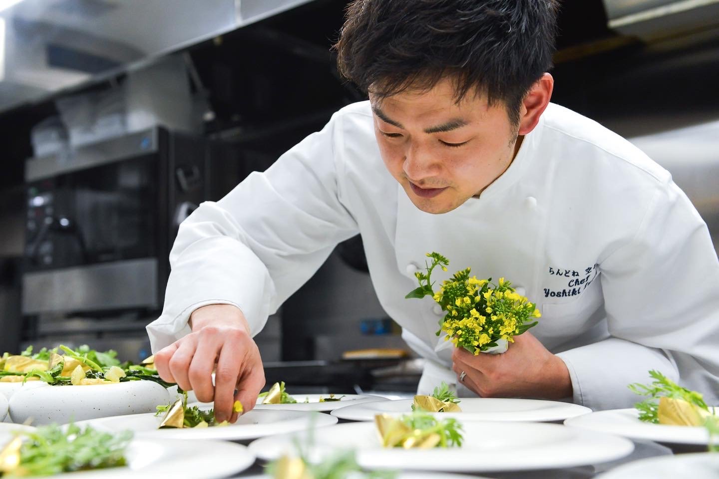 花を手に、一皿ずつ料理を盛り付ける藤田承紀