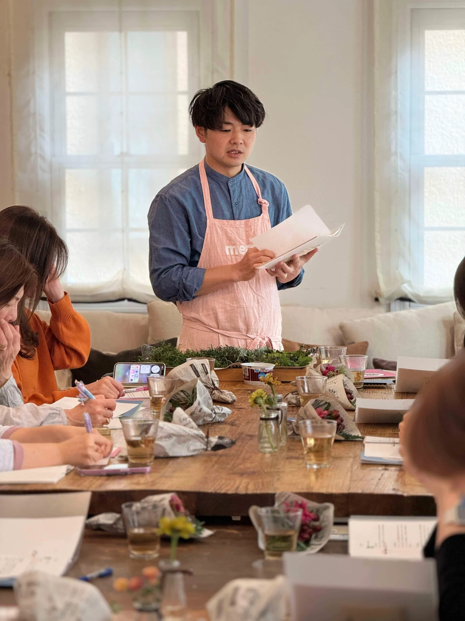 レシピを手に、料理の話をする時間。2024年11月の料理教室。
