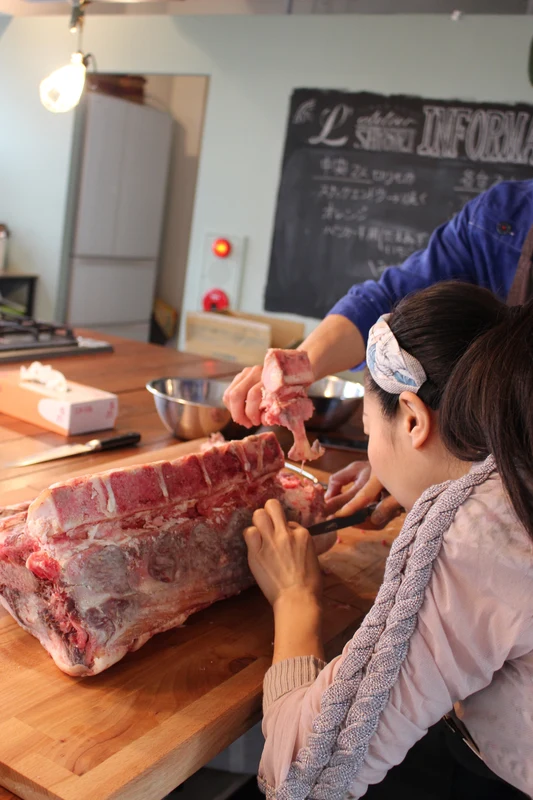 参加者が骨のまわりの肉をそぎ取っている様子