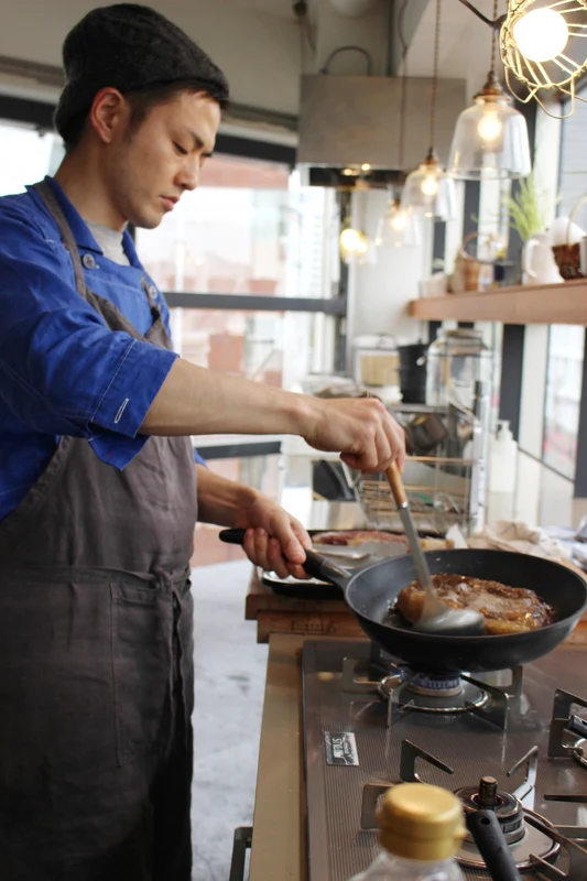 フライパンで牛肉を焼く藤田承紀