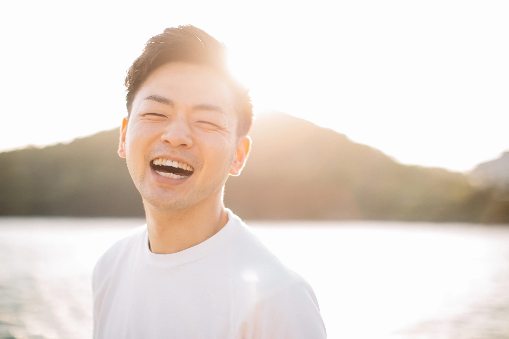 湖畔で笑う藤田承紀